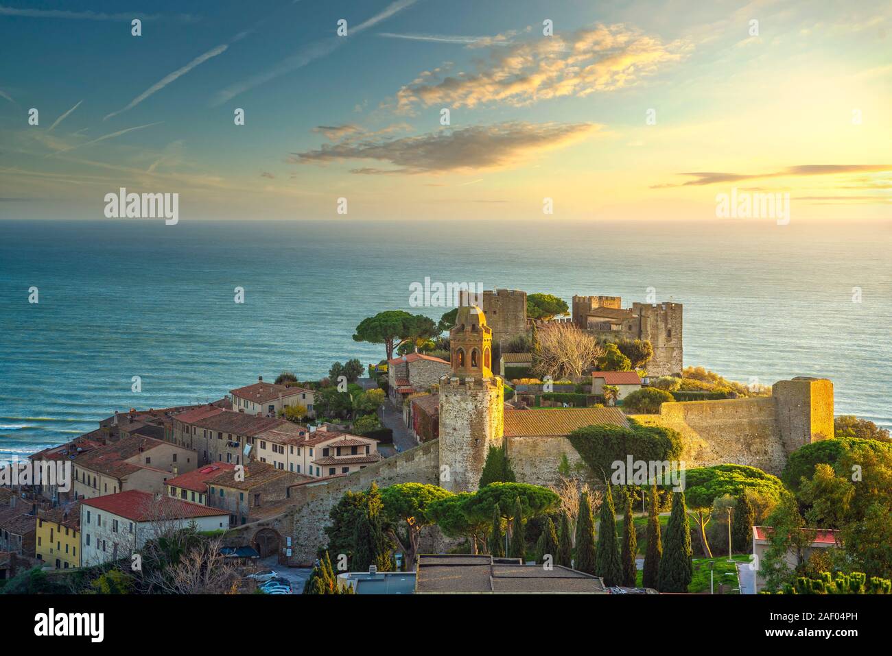 Castiglione della Pescaia, alte Dorf bei Sonnenuntergang. Maremma, Toskana, Italien Europa Stockfoto