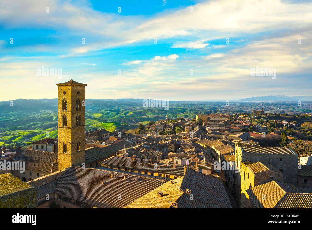 Toskana, Volterra Stadt Luftaufnahme, Kirchturm und Panorama Blick auf den Sonnenuntergang. Maremma, Italien, Europa Stockfoto