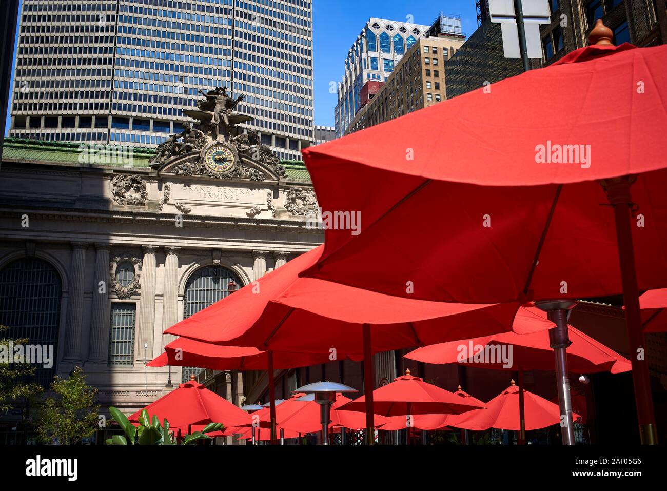 Rote Sonnenschirme außerhalb der Grand Central Station in Manhattan, New  York City Stockfotografie - Alamy