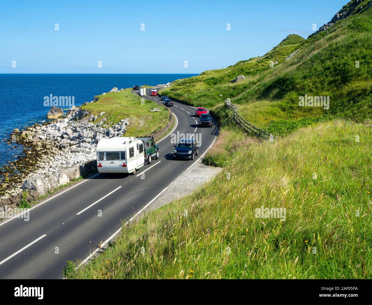 Der östlichen Küste von Nordirland und Antrim Coast Road A2, alias Causeway Coastal Route mit Autos. Eine der schönsten Küstenstraßen in Europa Stockfoto