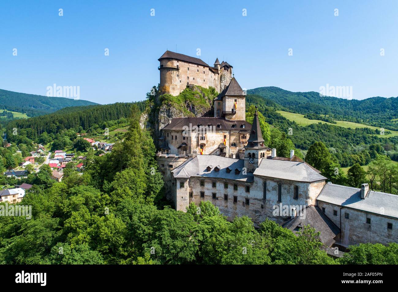 Burg Orava - Oravsky Hrad in Oravsky Podzamok in der Slowakei. Mittelalterliche Festung auf extrem hohen und steilen Felsen. Luftaufnahme Stockfoto