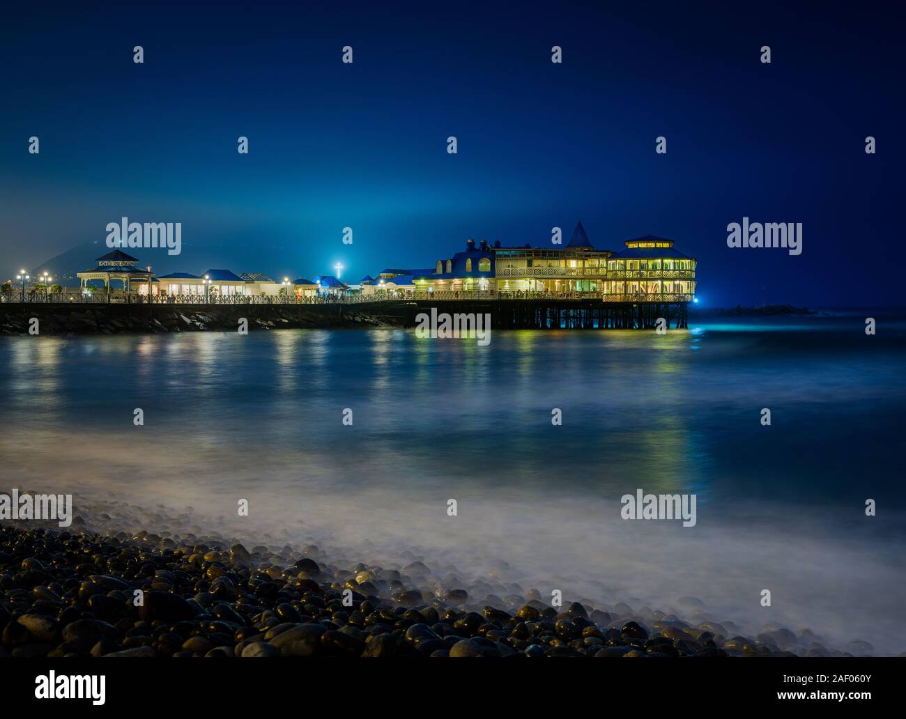 LIMA, PERU - ca. September 2019: Restaurant La Rosa Nautica und Pier über dem Pazifischen Ozean in Lima, Peru. Stockfoto