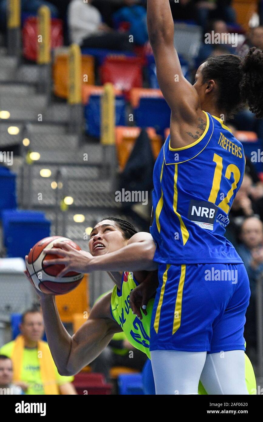 Von BRIONNA JONES von Usk und KOURTNEY TREFFERS des Castors Braine in Aktion während der Frauen Basketball Europäische Liga 7 runde Gruppe A Spiel Links: USK Praha vs Castors Braine (Belgien) in Prag, Tschechische Republik, 11. Dezember 2019. (CTK Photo/Michal Kamaryt) Stockfoto