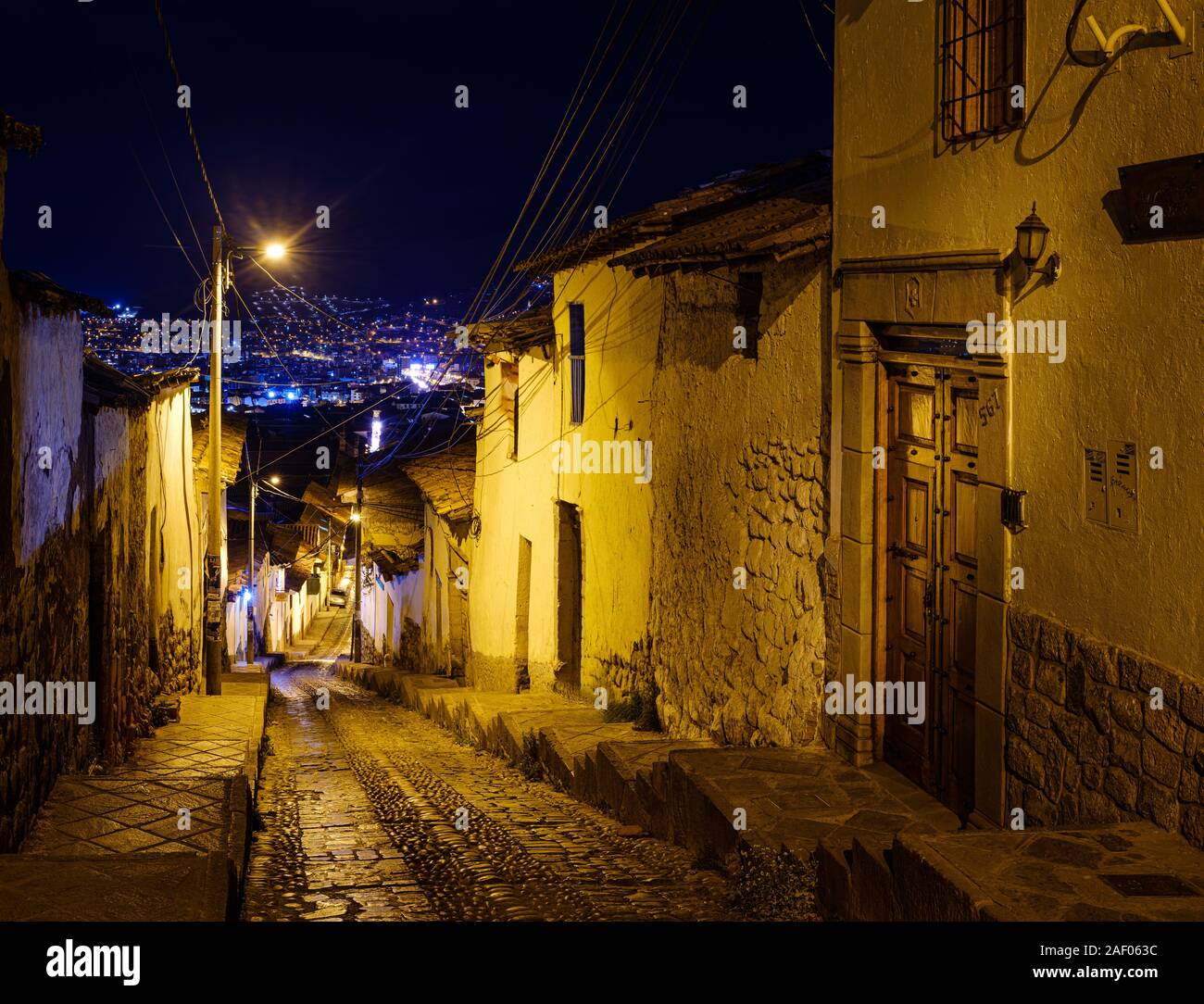CUSCO, PERU - ca. September 2019: Schmale Straße von Cusco bei Nacht. Stockfoto
