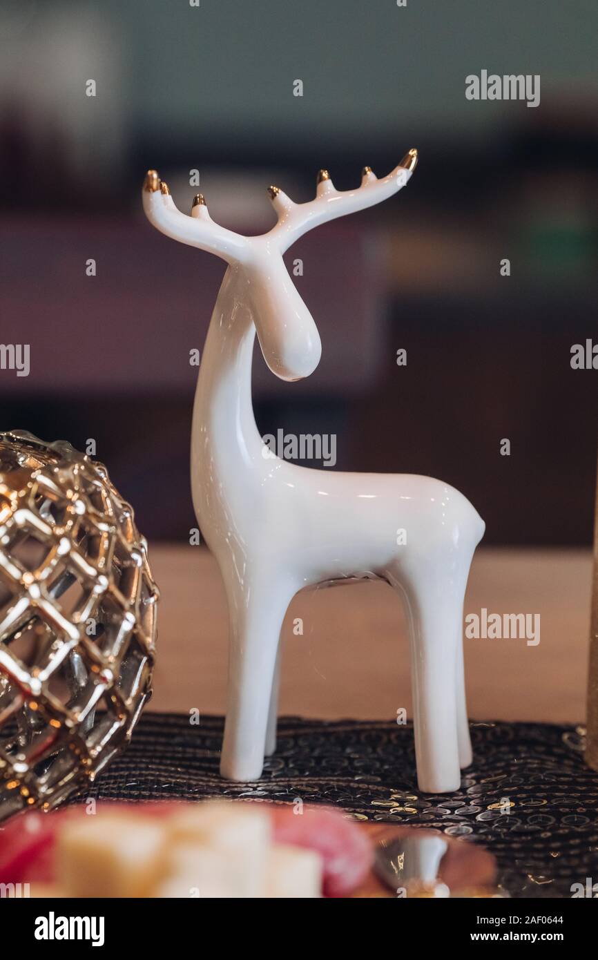Weiße Hirsche Figur auf dem festlichen Tisch Stockfoto