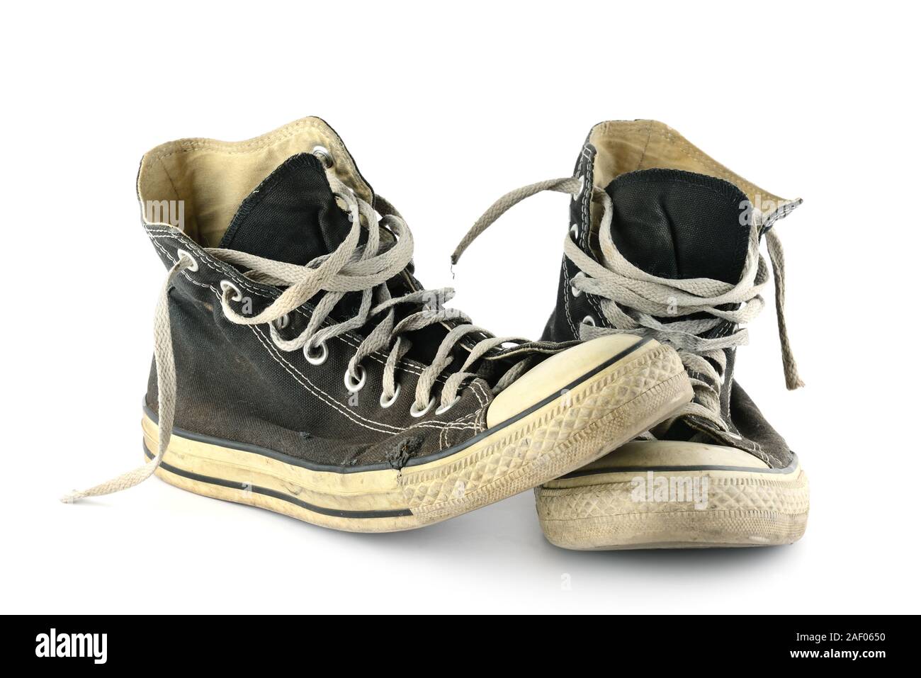 Alte verblasst und abgenutzte Sneakers auf weißem Hintergrund Stockfoto