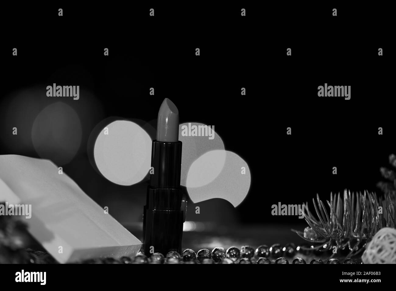 Urlaub Weihnachten dekorative bunte Lippenstift mit Defokussierten bokeh Licht und auf bunten Hintergrund, kopieren Raum Stockfoto