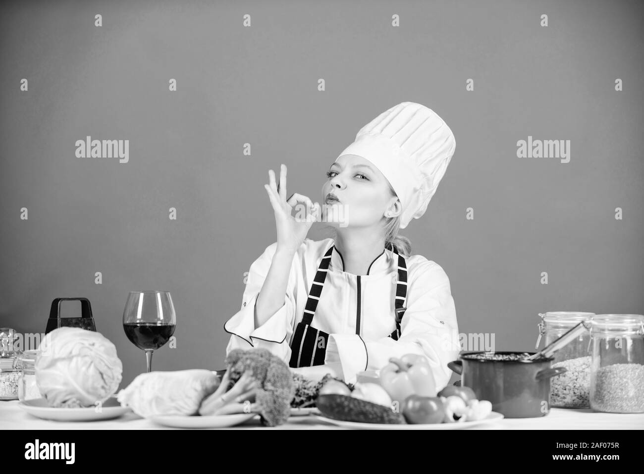 Lecker kochen. Küche Zimmermädchen zeigen OK Geste. Pretty Woman Küche im Restaurant Küche. Koch zuversichtlich in Ihrer Kochkünste. Vegetarisch kochen. Stockfoto