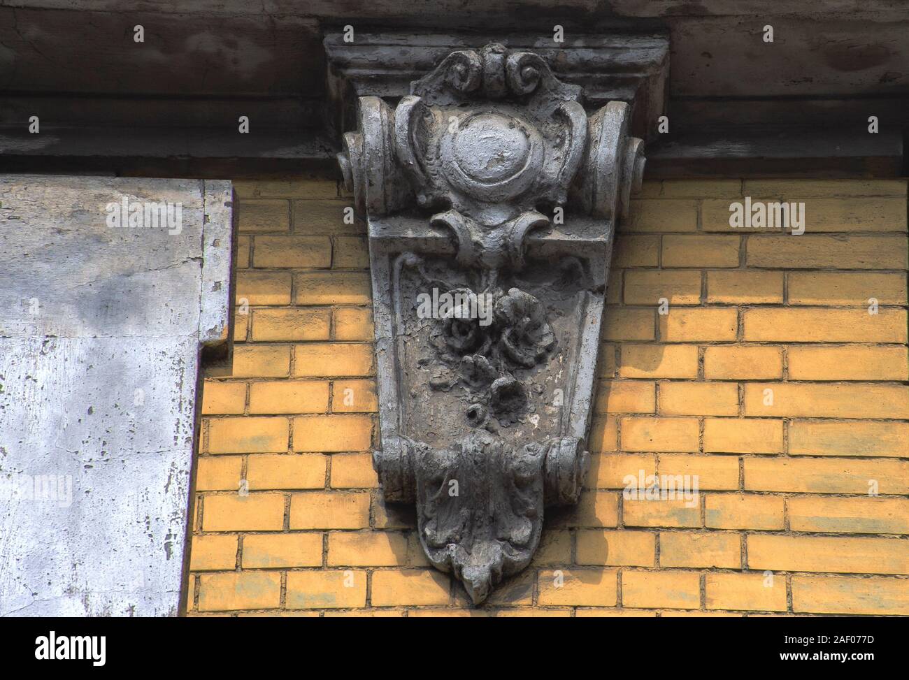 Detail wand Gesims eklektischen Stil Architektur Backstein tenement Referenz relief Textur vintage Blumenschmuck Stockfoto