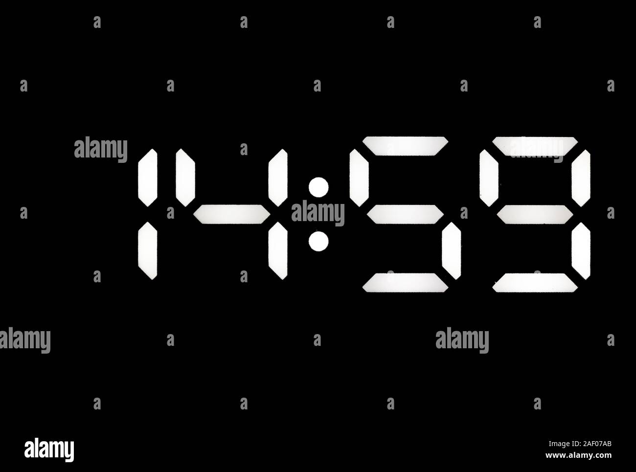 Echte weiße LED Digitaluhr auf einem schwarzen Hintergrund angezeigt Zeit 14:59 Stockfoto