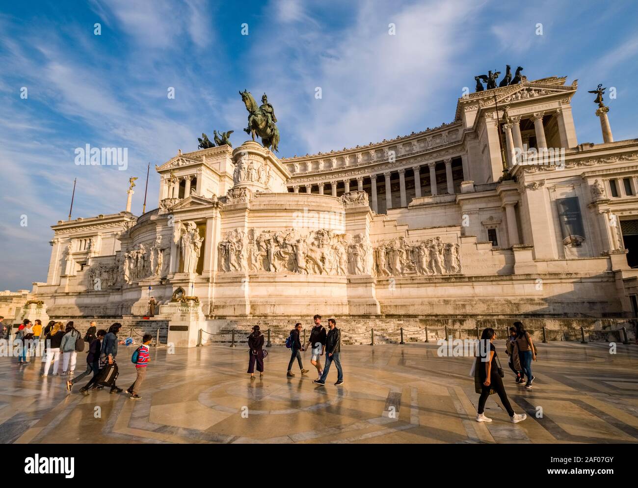 Statue on monument vittorio emanuele Fotos und Bildmaterial in hoher