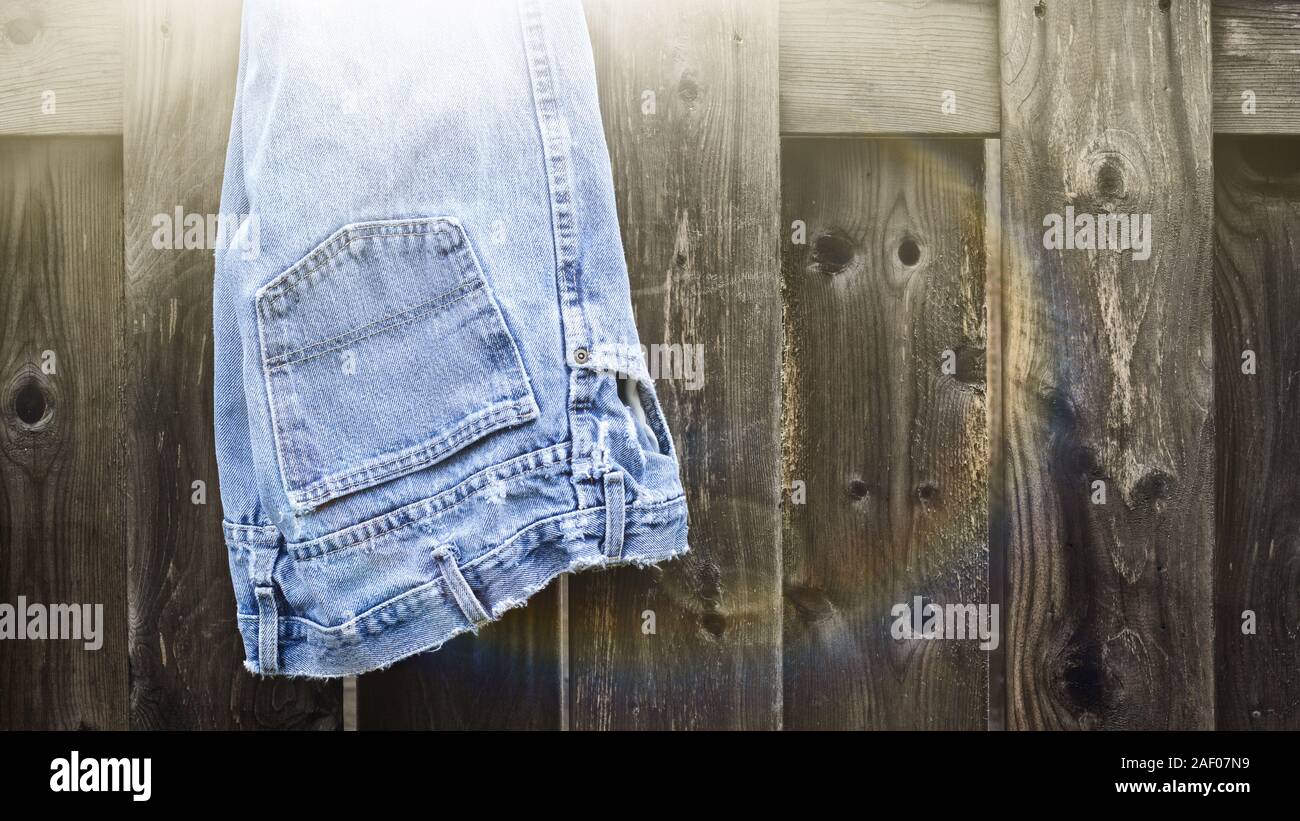 Blue Jeans outdoor auf verwitterte Holzgeländer verblasst. Stockfoto