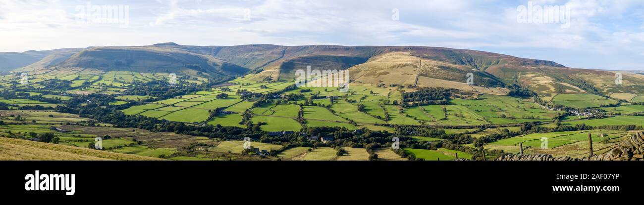 Einen Panoramablick auf Kinder Scout und das Tal von Morley an einem Herbstabend. Peak District, Derbyshire, England, Großbritannien Stockfoto
