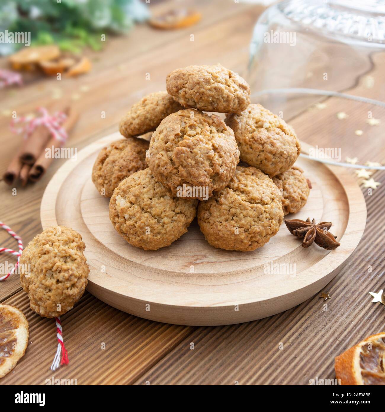 Stapel von hausgemachten oatmeal Cookies. Weihnachten gesunde Plätzchen, Kekse. Rustikalen Holztisch. Winter Dekoration. Stockfoto