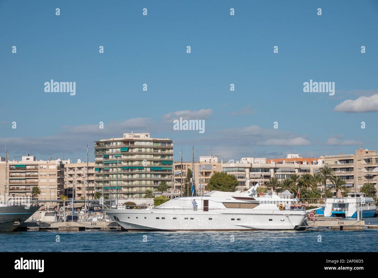 Yachten in der Marina auf der Santa Pola, Alicante, Spanien, mit Urlaub und Wohnungen im Hintergrund Stockfoto