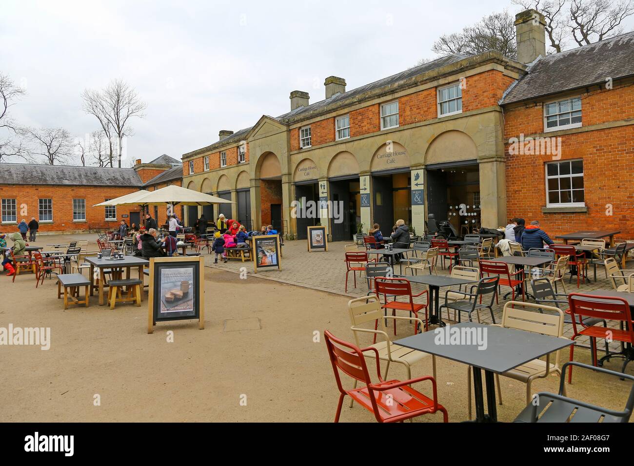 The Carriage House Café und Innenhof an Attingham Park, Shropshire, England, Großbritannien Stockfoto