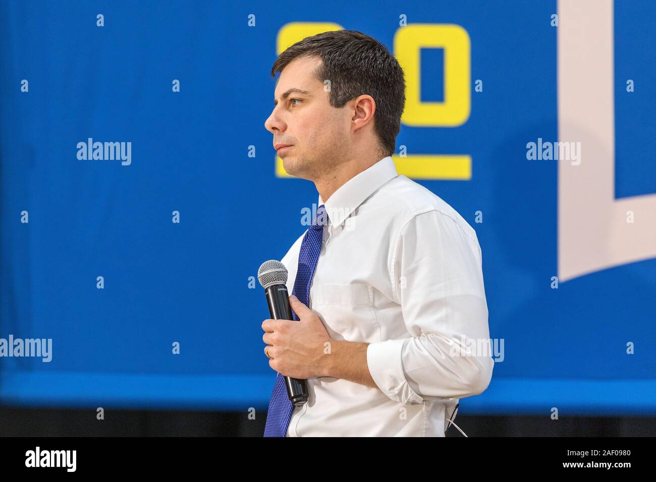 Bürgermeister Peter Buttigieg Holding einen Präsidentschaftswahlkampf Rallye an einer mittleren Schule in Washington, Iowa, USA. Stockfoto
