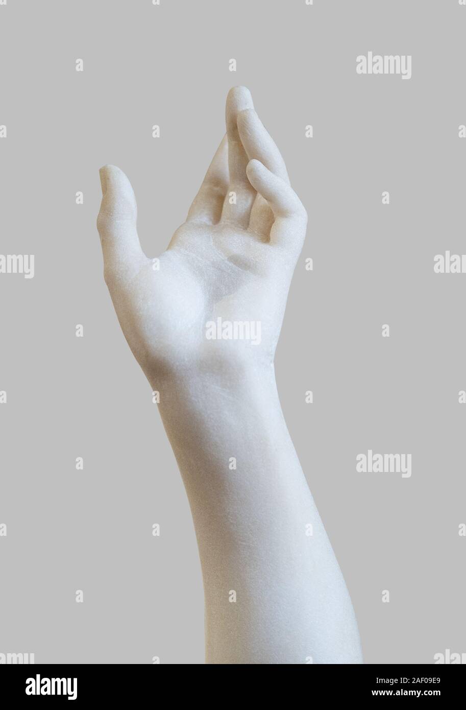 Seitenansicht closeup aus weißem Stein Marmor statue Hand auf den Himmel auf grauem Hintergrund Stockfoto