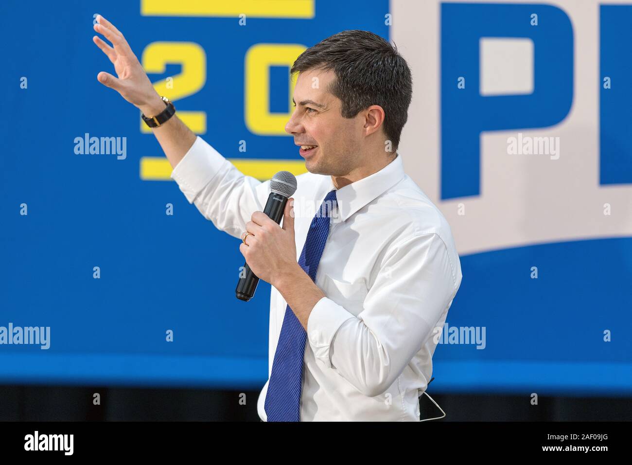 Bürgermeister Peter Buttigieg Holding einen Präsidentschaftswahlkampf Rallye an einer mittleren Schule in Washington, Iowa, USA. Stockfoto
