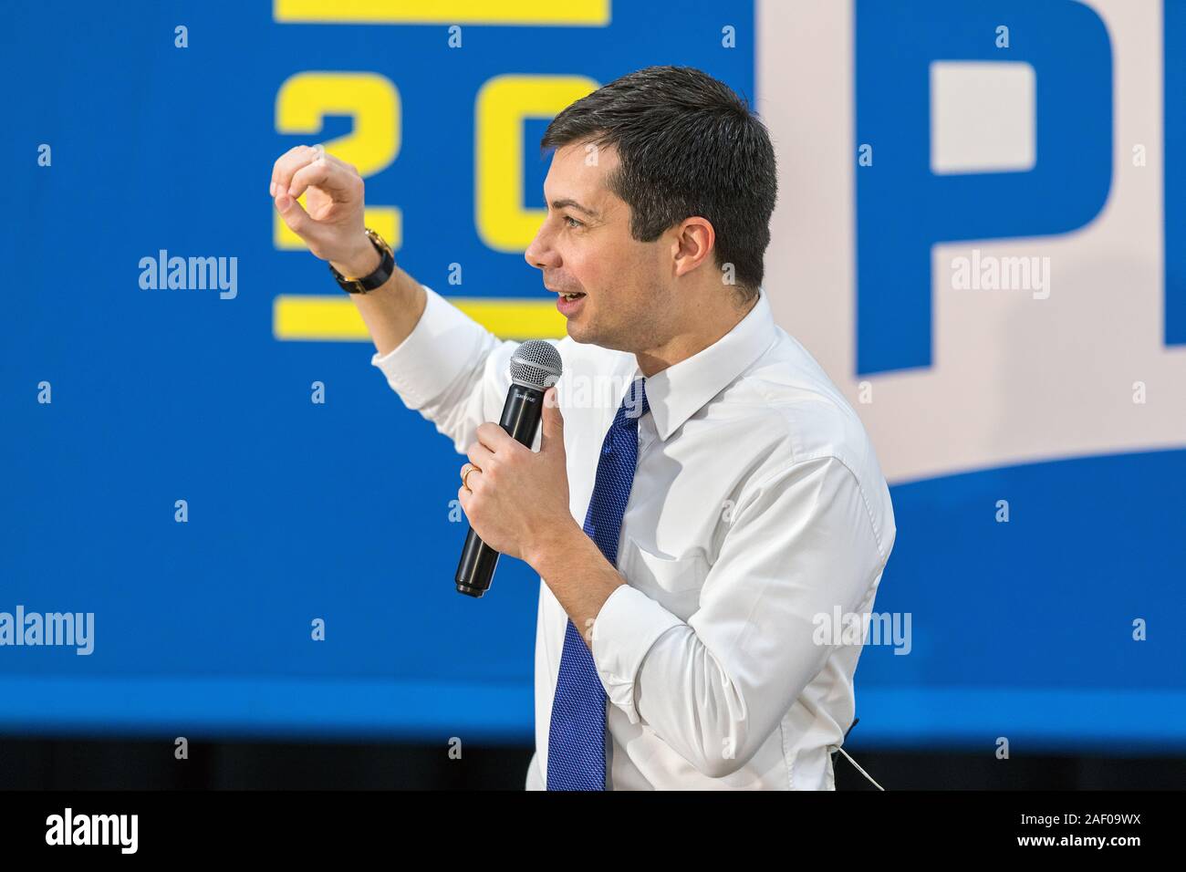 Bürgermeister Peter Buttigieg Holding einen Präsidentschaftswahlkampf Rallye an einer mittleren Schule in Washington, Iowa, USA. Stockfoto