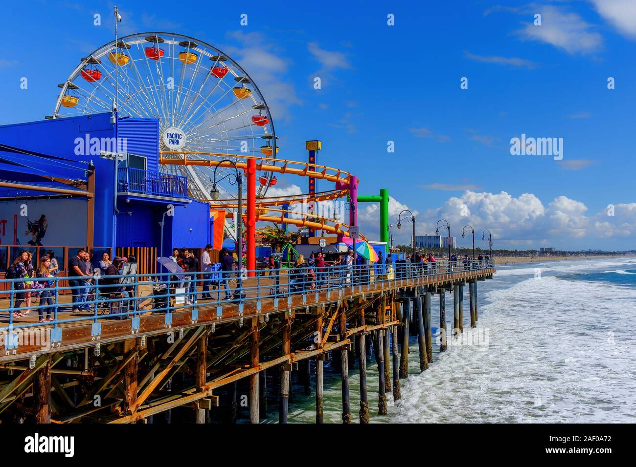 Los Angeles, USA, März 2019, großes Rad in Pacific Park am Santa Monica Pier Stockfoto