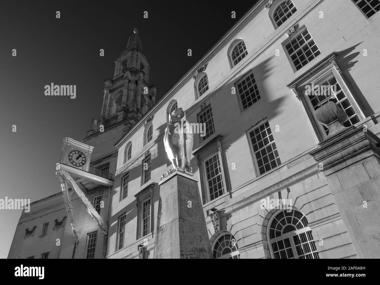 Goldene Uhr und Eule auf der Civic Hall in Leeds, West Yorkshire, UK Stockfoto