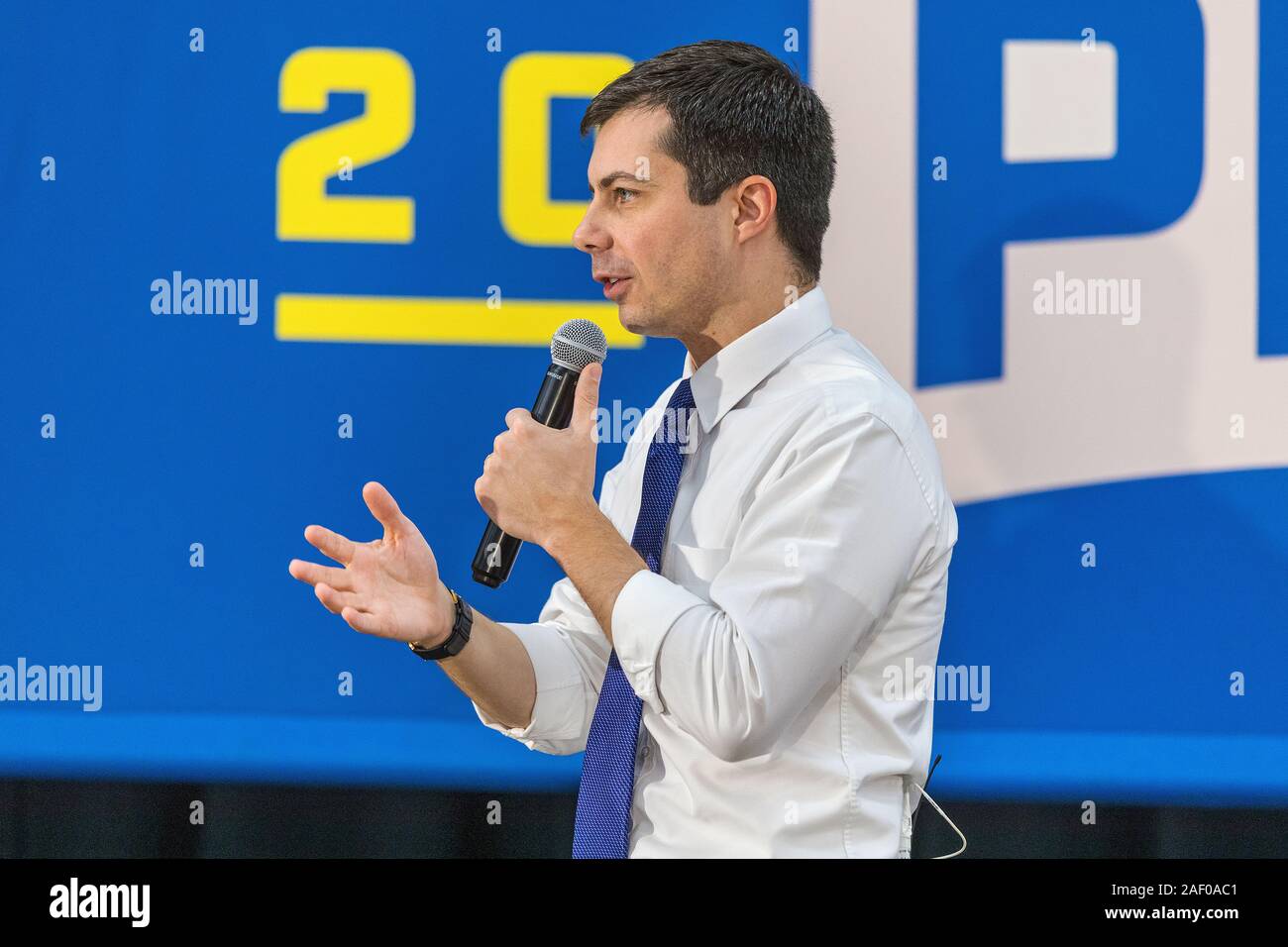 Bürgermeister Peter Buttigieg Holding einen Präsidentschaftswahlkampf Rallye an einer mittleren Schule in Washington, Iowa, USA. Stockfoto