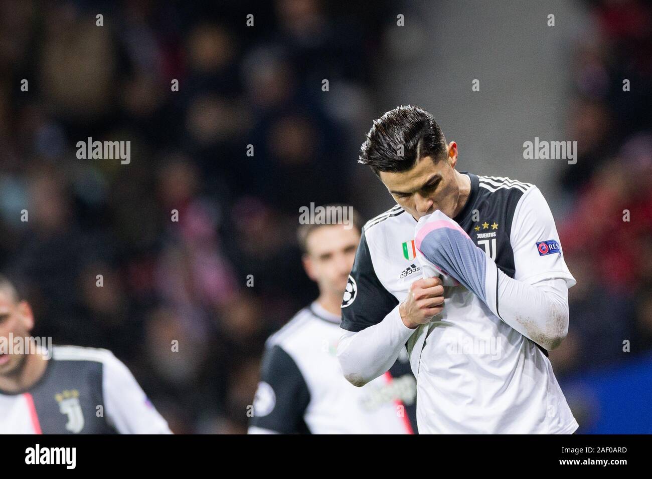 Leverkusen, Deutschland. 11 Dez, 2019. Fussball: Champions League, Bayer Leverkusen - Juventus Turin, Gruppenphase, Gruppe D, 6. Spieltag. Von Turin Cristiano Ronaldo Wischtücher sein Gesicht mit der Jersey. Credit: Rolf Vennenbernd/dpa/Alamy leben Nachrichten Stockfoto