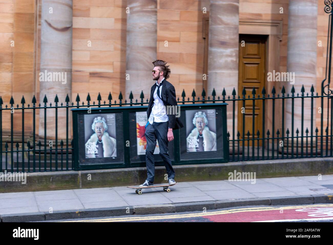 Bart Anzug jungen Jungen mit Haar Kamm mit Skaten in den Damm, Queen  Elisabeth II Hochformat Plakat zur Ausstellung, Edinburgh, Schottland,  Großbritannien Stockfotografie - Alamy