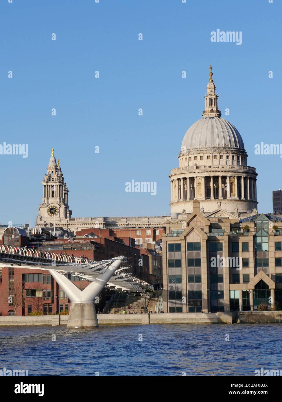 Großbritannien, England, London, St Pauls Millenium Bridge vertikale Stockfoto