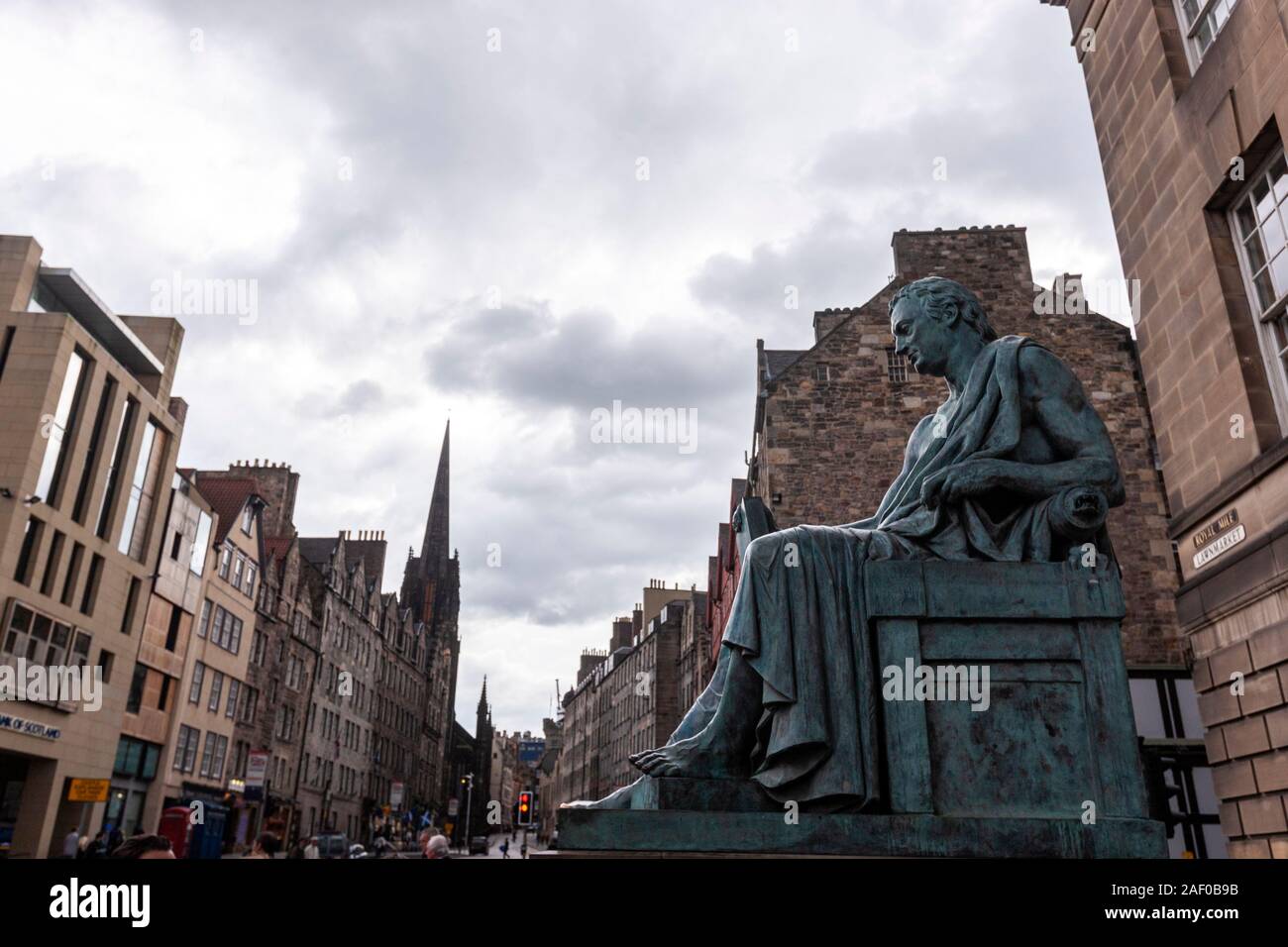 David Hume Statue auf der Royal Mile, gelegen vor dem hohen Gericht am Lawnmarket, Edinburgh, Schottland, Großbritannien Stockfoto