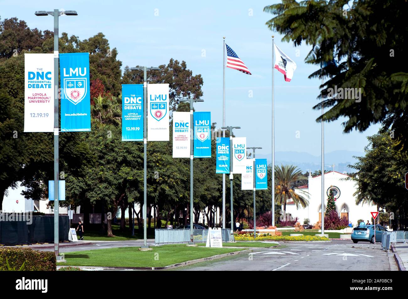 Los Angeles, Kalifornien, USA. 11 Dez, 2019. Signage für die Diskussion der Sechsten demokratischen Präsidentschaftskandidaten am Dezember 19, 2019, co-von PBS NewsHour und politisch gefördert und gehalten an der Loyola Marymount University Gersten Pavilion. Credit: Brian Cahn/ZUMA Draht/Alamy leben Nachrichten Stockfoto