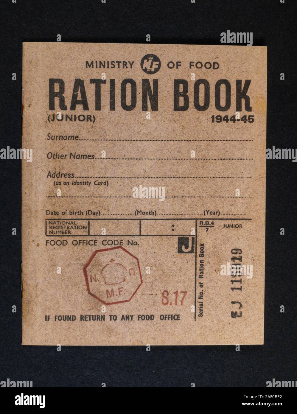 Ein "Ministry of Food Junior Ration Book", ein Stück Replikat-Erinnerungsstücke aus dem zweiten Weltkrieg, die sich auf das Leben in Großbritannien beziehen. Stockfoto