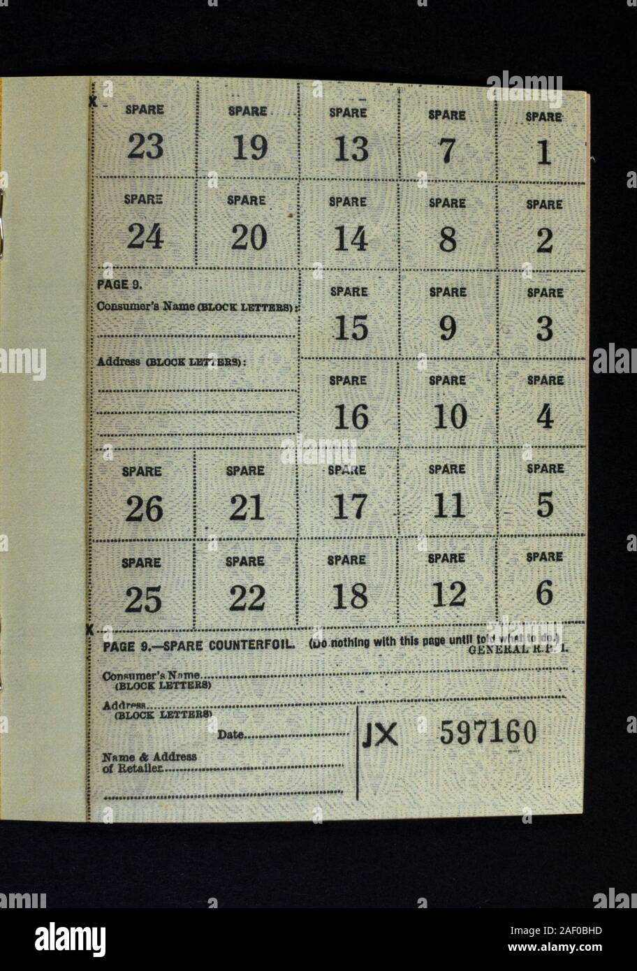Ein "Ministry of Food Junior Ration Book", ein Stück Replikat-Erinnerungsstücke aus dem zweiten Weltkrieg, die sich auf das Leben in Großbritannien beziehen. Stockfoto