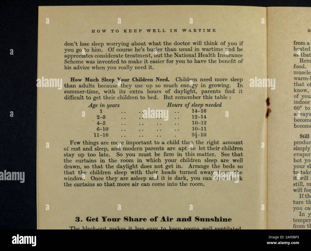 Ratschläge zum Schlaf für Kinder im "how to Keep Well in Wartime"-Booklet, einem Stück Replikat-Erinnerungsstücke aus dem zweiten Weltkrieg zum Leben in Großbritannien. Stockfoto