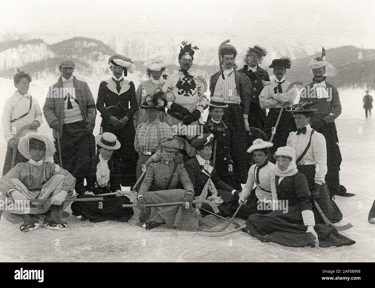 Eishockey St Moritz 1900, cross-dressing Team, humorvoll Stockfoto
