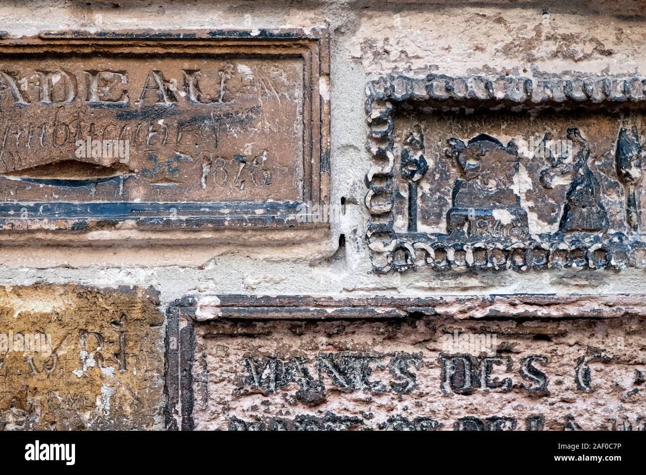 Inschriften der Häftlinge in die Wände des kleinen Innenhof geschnitzt, Chateau d'If fort, die Bucht von Marseille, Provence, Frankreich, Europa Stockfoto