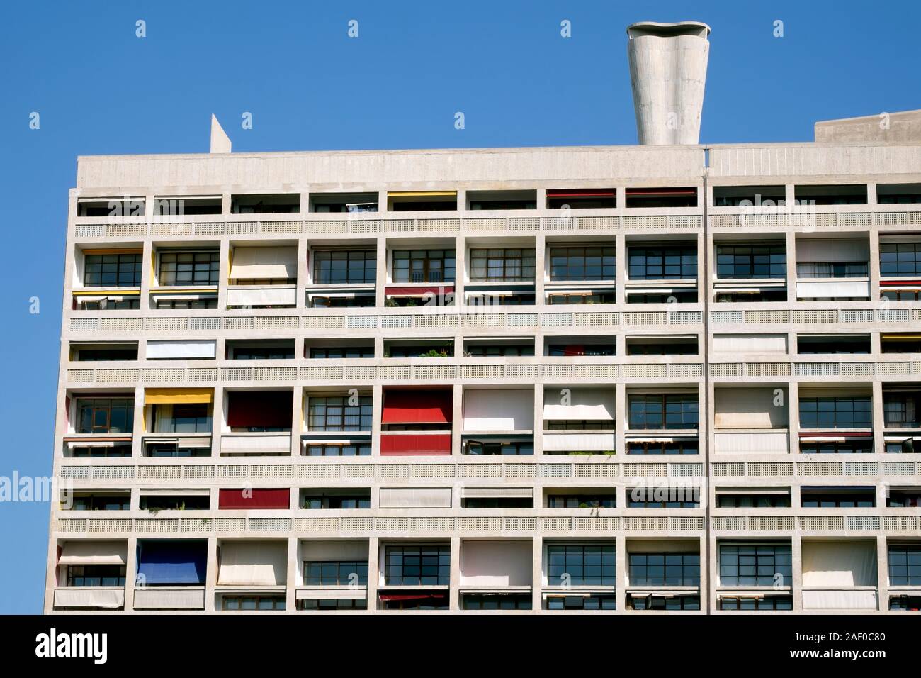 Bunte/bunte Balkone, Cité Radieuse oder Unité d'Habitation von Le Corbusier, Marseille, Provence, Frankreich, Europa Stockfoto