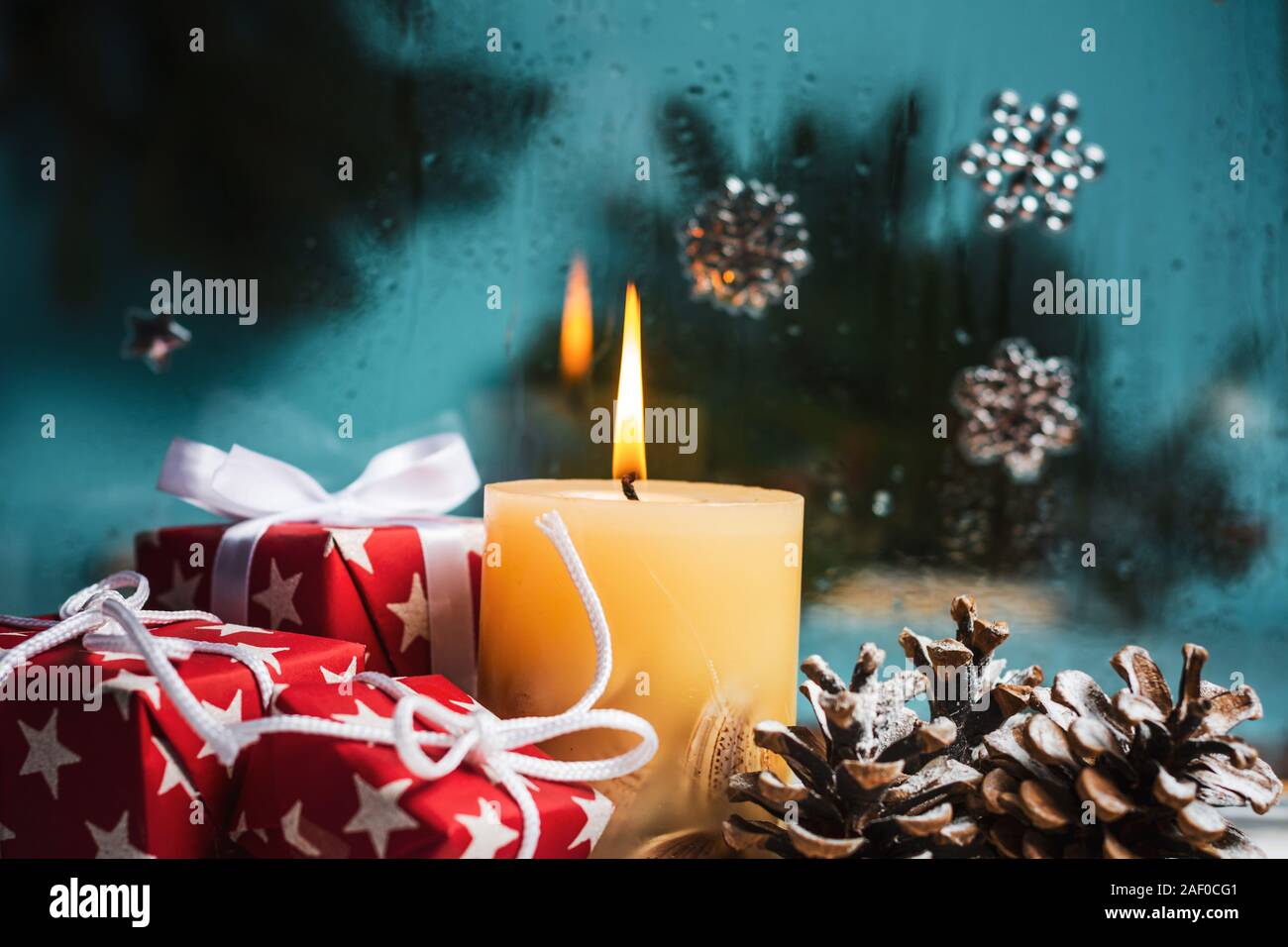 Kerze brennen in festliche Weihnachten Umwelt Nahaufnahme Stockfoto