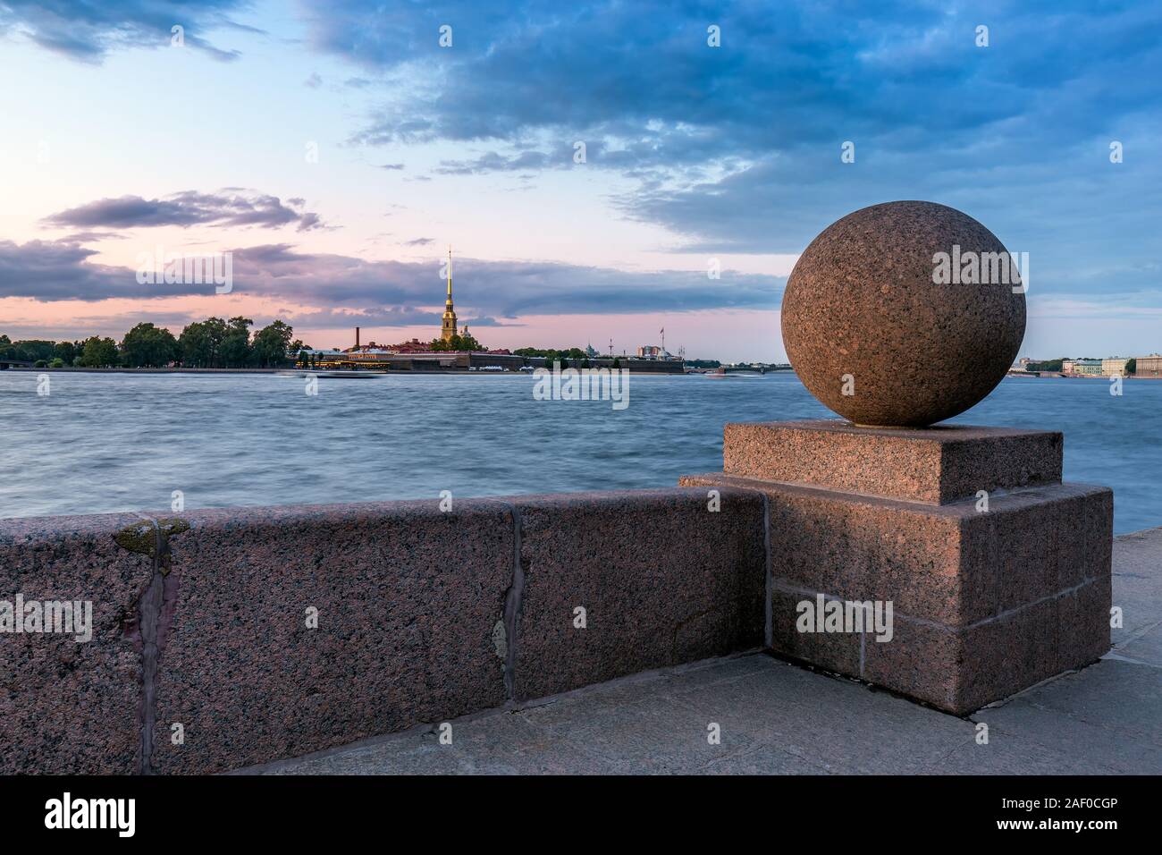 Granit Kugel auf der Böschung. Granit Kugel stehend auf dem EMBARKMENT der Fluss Neva, St. Petersburg, Russland Stockfoto