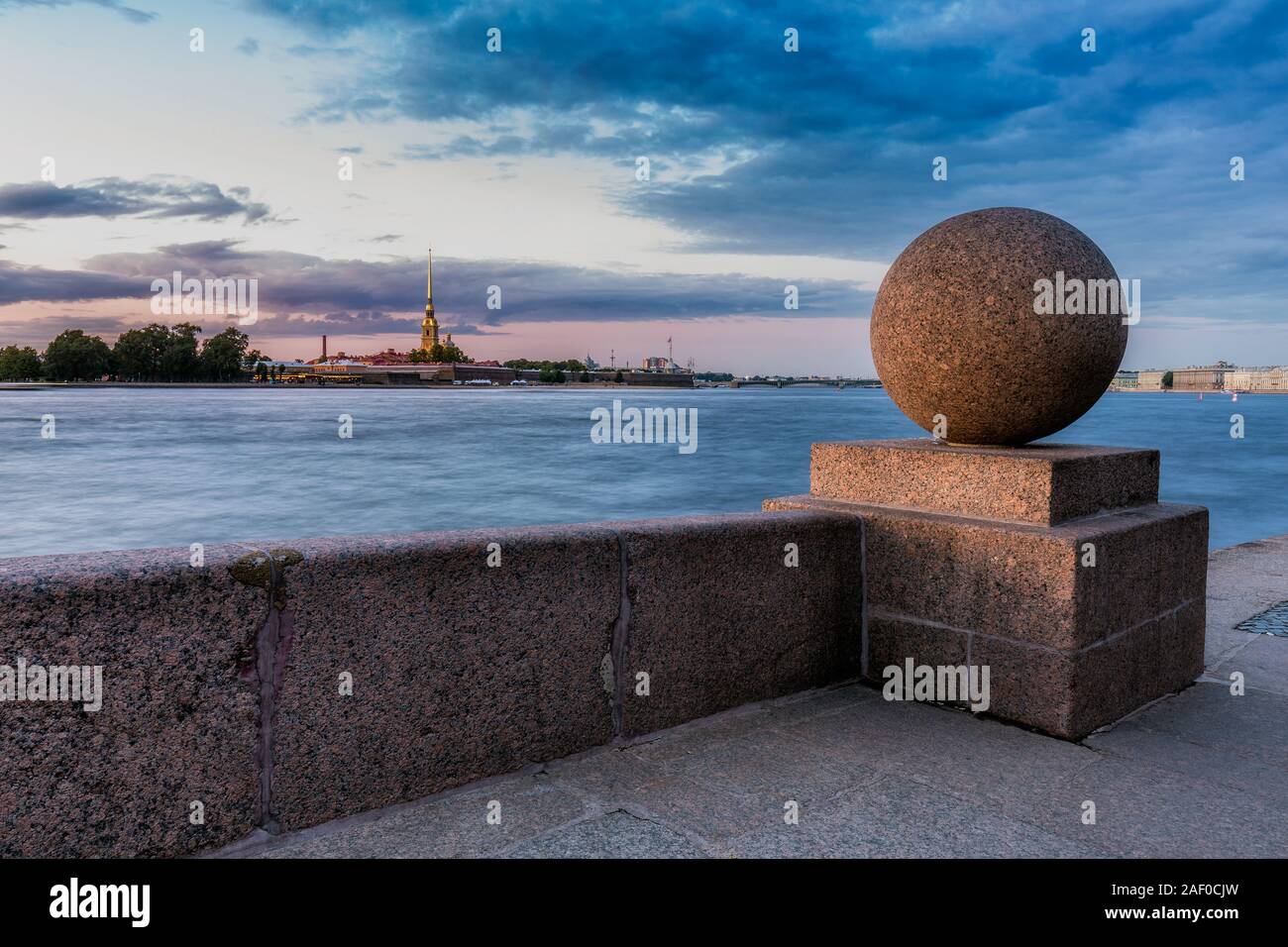 Granit Kugel auf der Böschung. Granit Kugel stehend auf dem EMBARKMENT der Fluss Neva, St. Petersburg, Russland Stockfoto