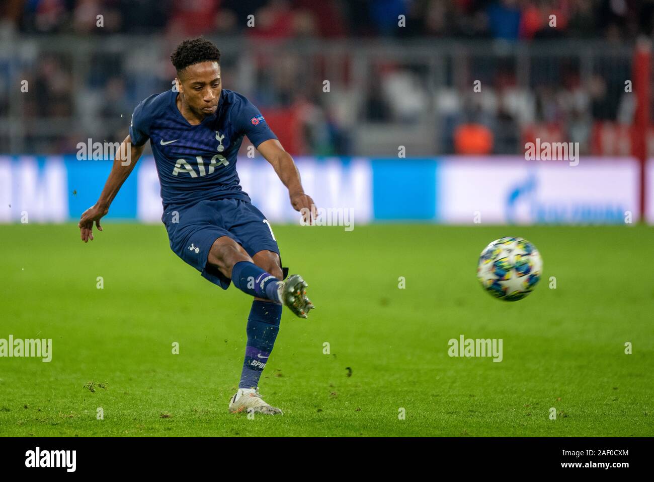 München, Deutschland - Dezember 11: Kyle Leonardus Walker-Peters (Tottenham Hotspurs) an der Football, UEFA Champions League Spieltag 6: FC Bayern Muenchen vs Tottenham Hotspur in der Allianz-Arena am 11 Dezember, 2019 in München, Deutschland. Foto: Horst Ettensberger/ESPA-Bilder Stockfoto