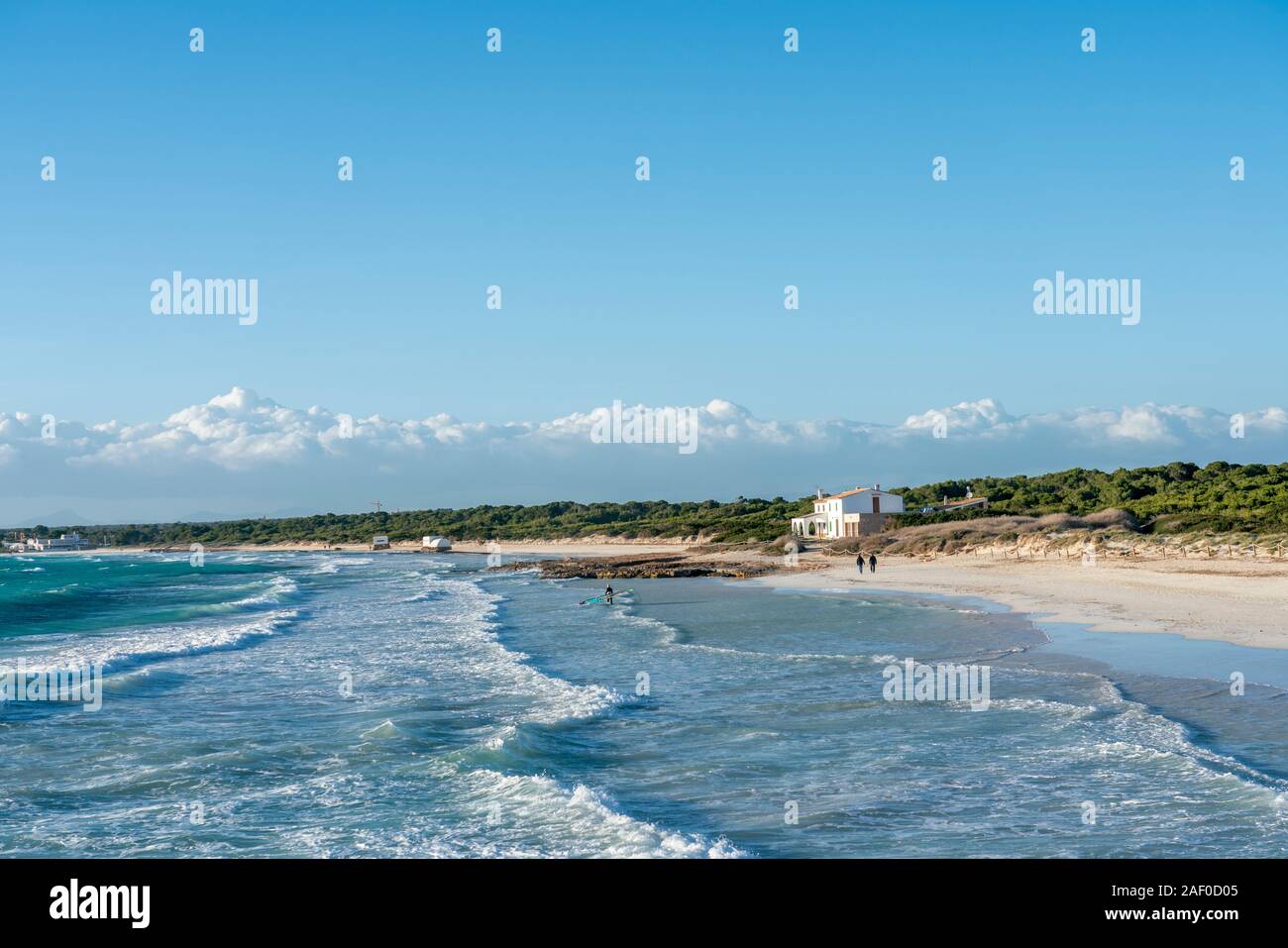 Ses Covetes, Campos. Mediterranean Beach auf Mallorca, an einem windigen Tag, Meer mit mehreren Wellen, und zwei Personen zu Fuß in den Sand. Stockfoto