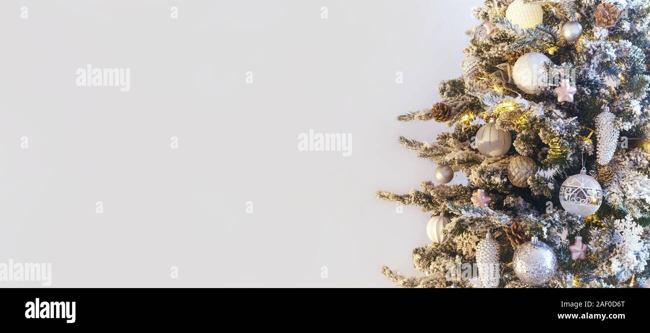Christbaum mit Lichtern und Spielsachen eingerichtet. Neues Jahr Karte Stockfoto
