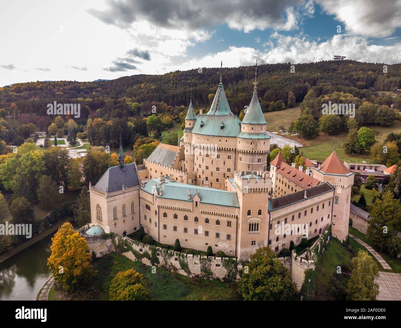 Luftaufnahme von Bojnice mittelalterlichen Burg, UNESCO-Kulturerbe in der Slowakei. Romantisches Schloss mit Farben des Herbstes mit der Gotik und der Renaissance Element umgeben Stockfoto