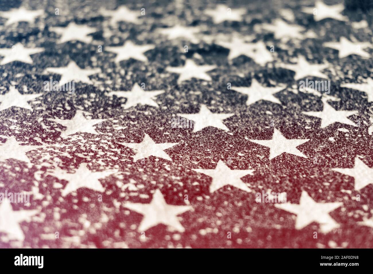 Nahaufnahme einer grungy Drucken der Sterne von der amerikanischen Flagge mit horizontalen roten Licht austreten. Konzept der Politischen Abteilung in den Vereinigten Staaten. Stockfoto