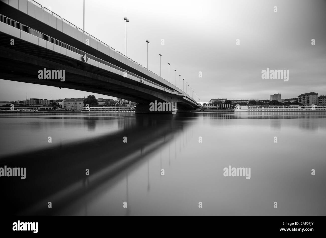 Reichsbrucke Brücke über die Donau in Wien, Österreich. Stockfoto