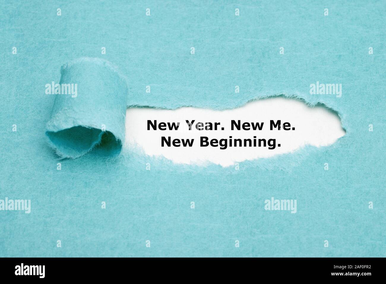 Motivationale selbst Ermutigung zitat Neues Jahr, neue, neuer Anfang hinter zerrissen blaues Papier erscheint. Stockfoto