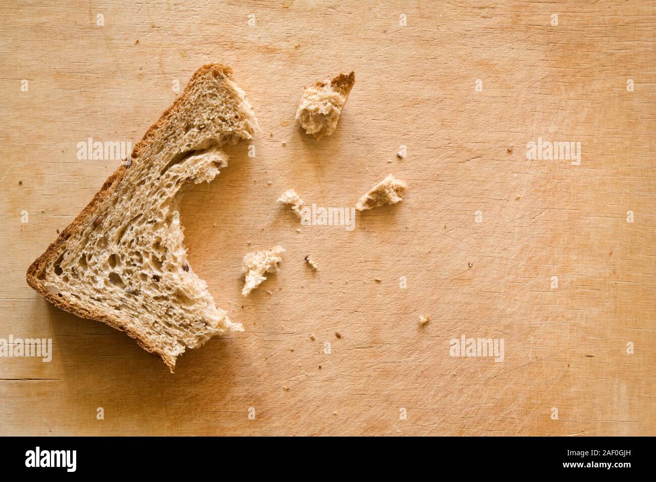 Teilweise Brot auf Holz Schneidebrett gegessen. Stockfoto