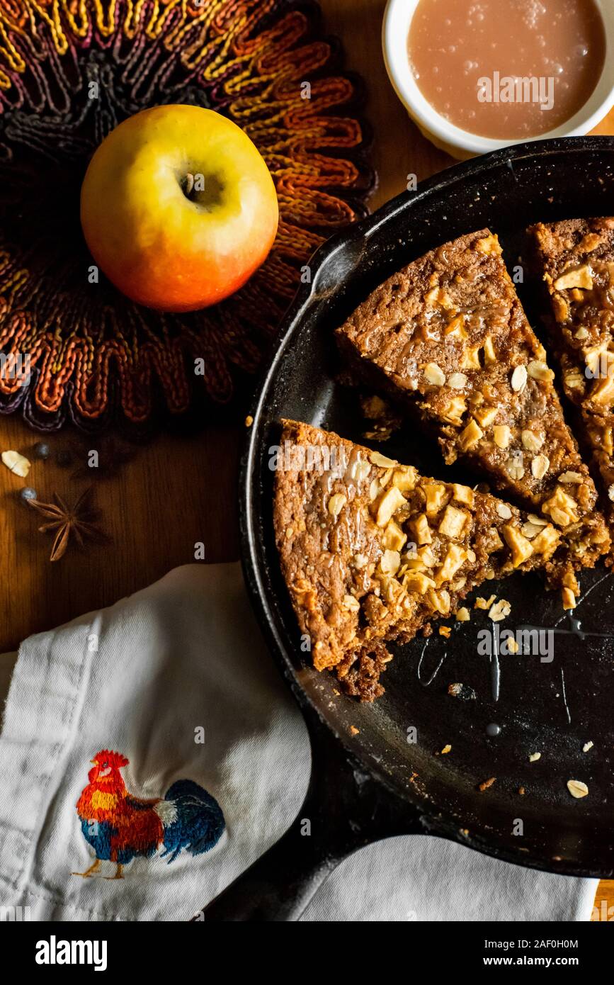Caramel apple oat Dessert in einer gusseisernen Pfanne auf einem Tisch Stockfoto